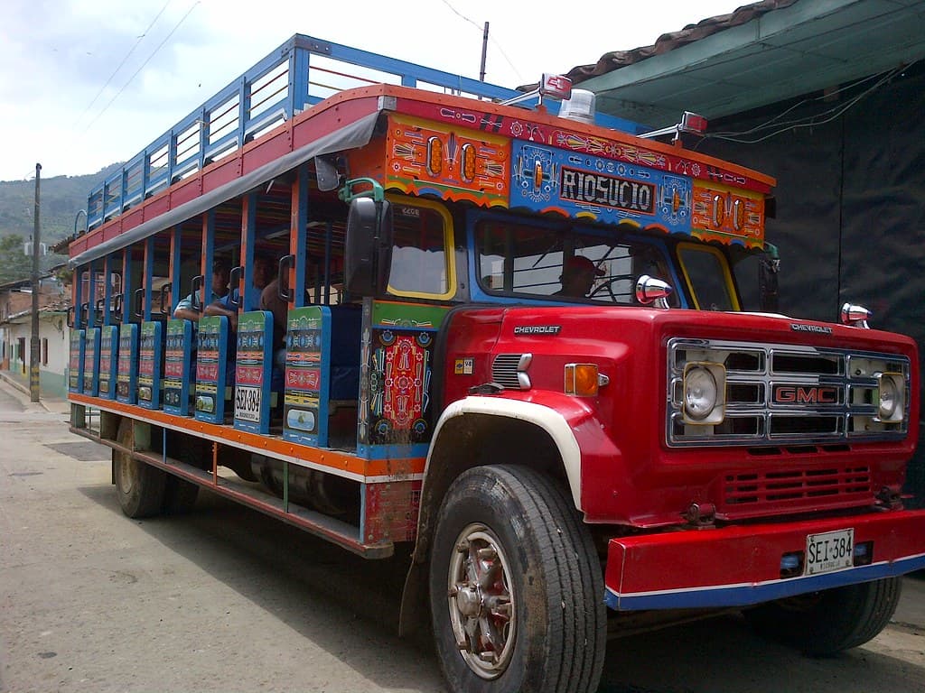 Chiva en la carretera entre Riosucio y JardÃn, Antioquia