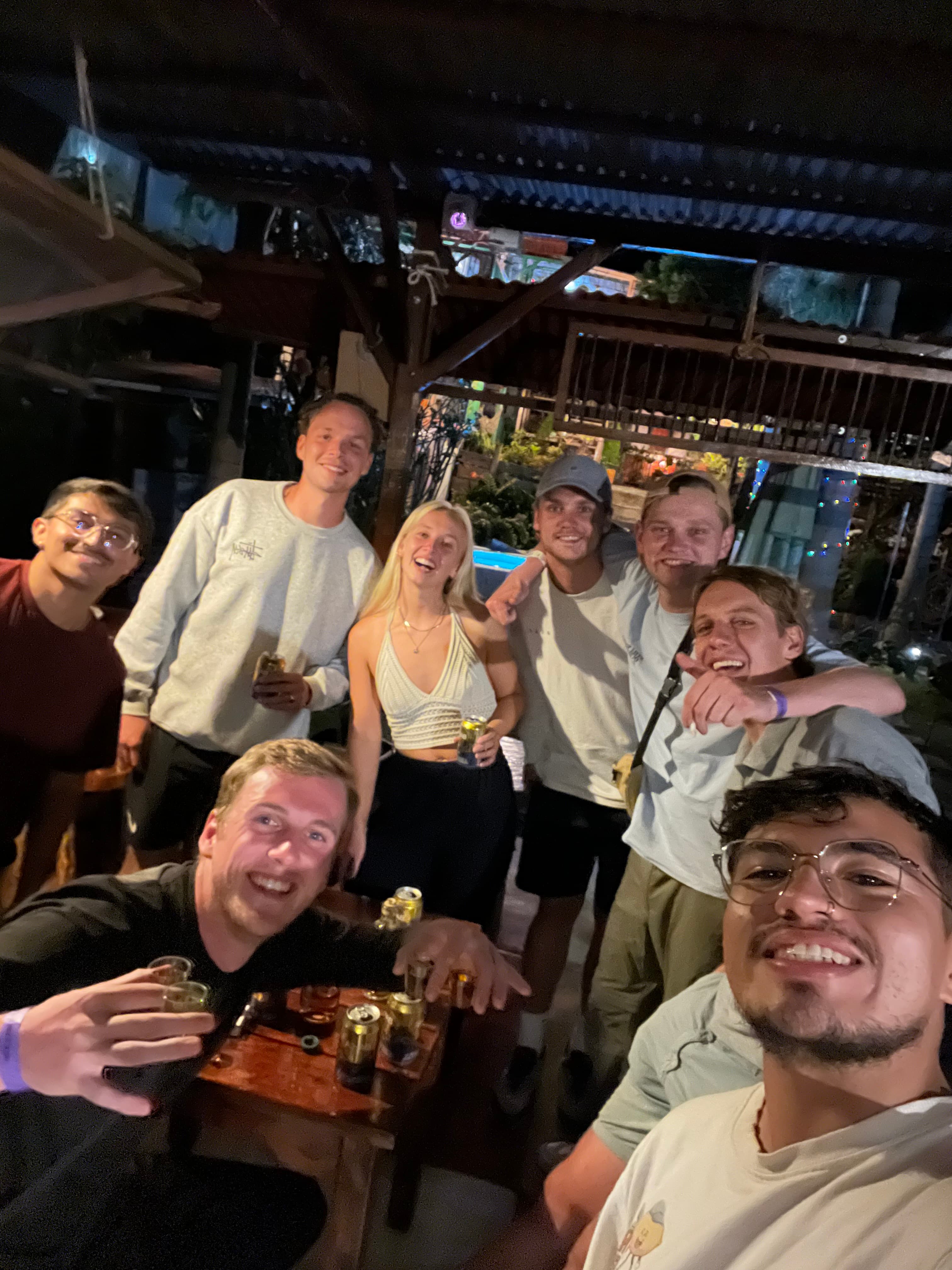 Viajeros compartiendo en el jardÃn del hostal en Salento